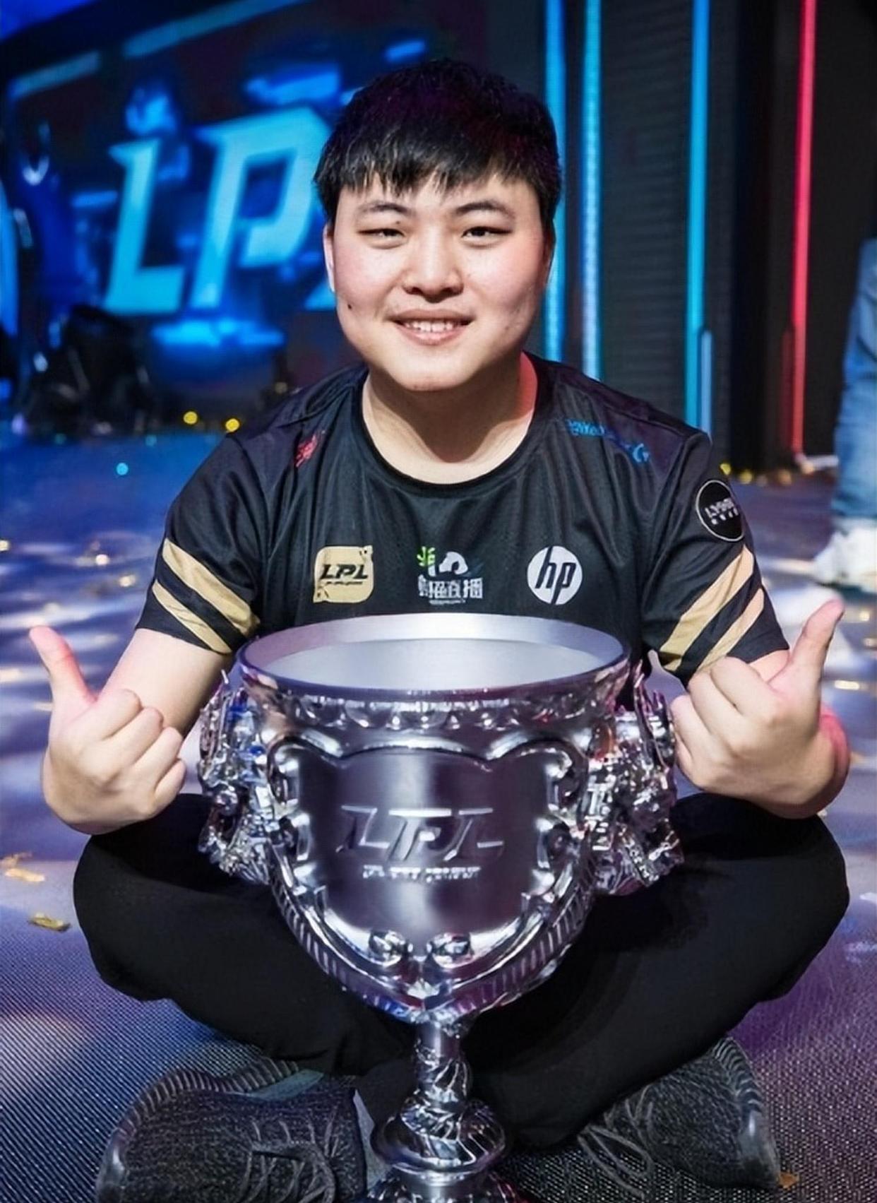 关于Uzi回归赛场,精彩发挥首场状态亮眼,雄鹿观众沸腾!的信息 关于Uzi回归赛场,精彩发挥首场状态亮眼,雄鹿观众沸腾!的信息